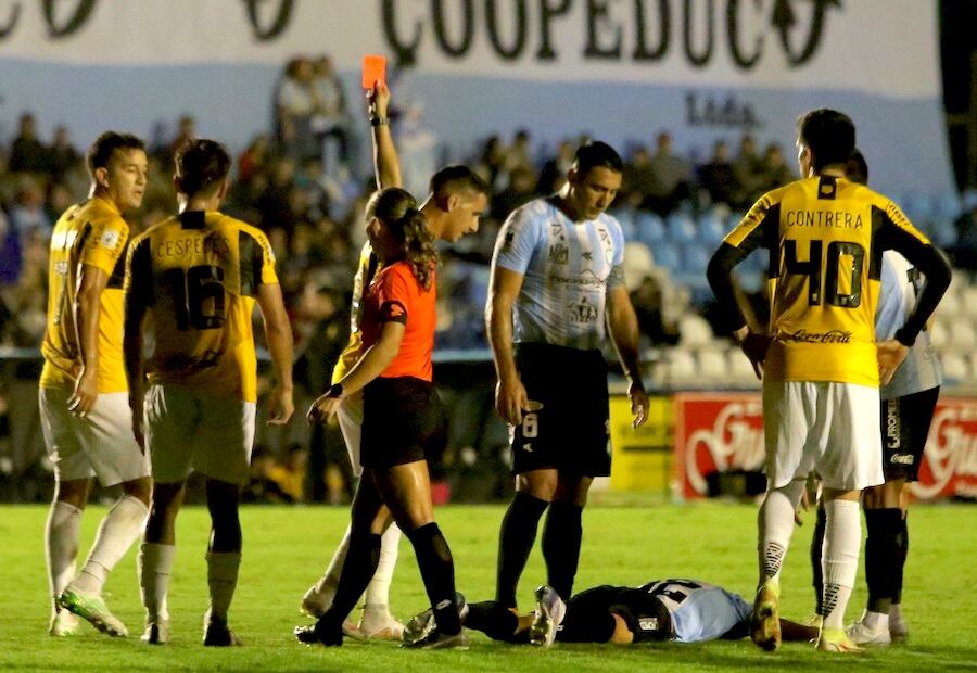 La árbitra Zulma Quiñónez exhibe la tarjeta roja a Víctor Céspedes de Guaraní mostrando sobriedad en su debut.FOTO:@CLUB GUARANÍ