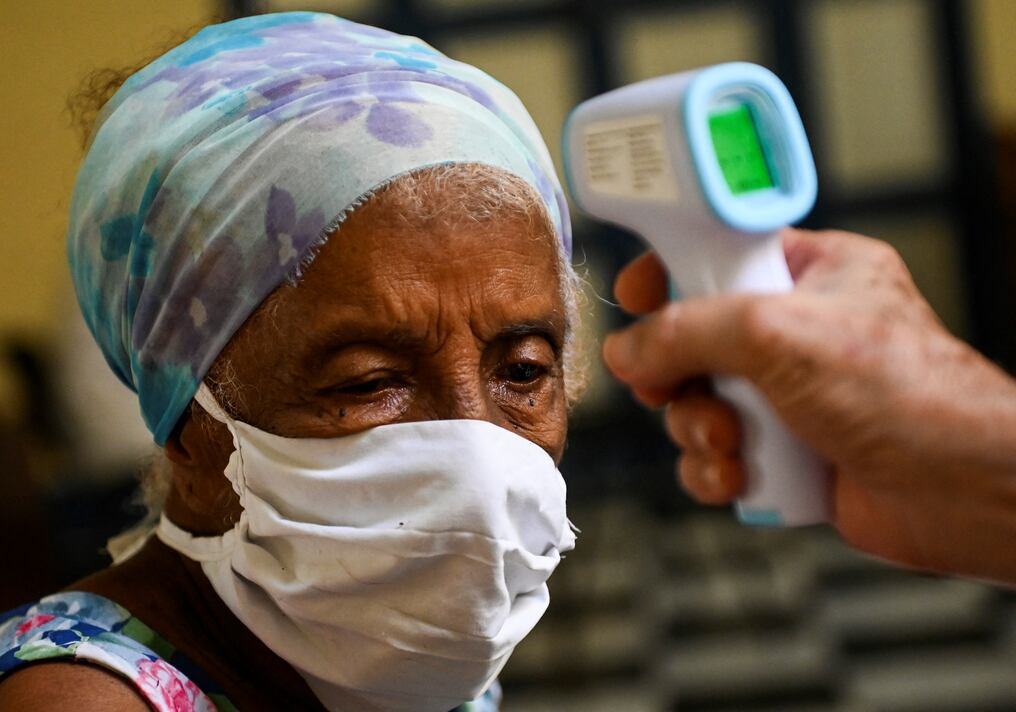 En lo que refiere a la cantidad de fallecidos, en las últimas 24 horas se registraron 18 decesos, situando la cifra total de muertes en 15.473 víctimas fatales a causa del COVID-19.  Foto: AFP.