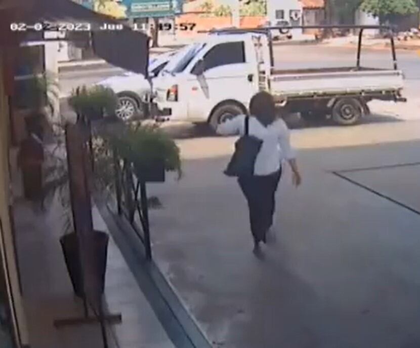Cámaras de seguridad de una estación de seguridad registraron a una señora en torno al caso de robo. Foto: Captura de pantalla.