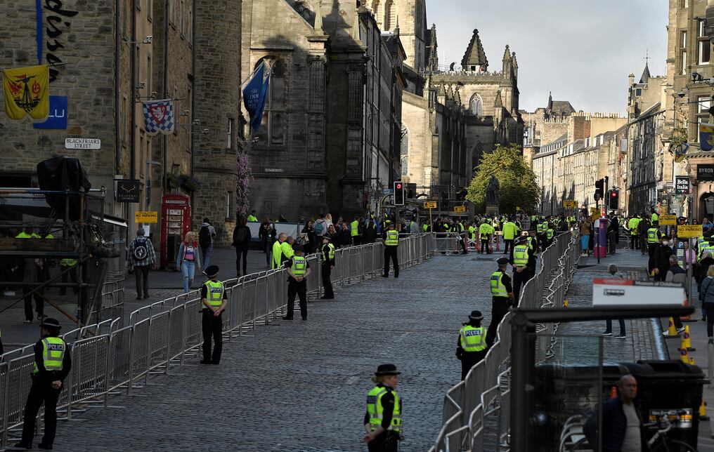 La gente tendrá este lunes la primera oportunidad de presentar sus respetos ante el ataúd de la reina Isabel II, ya que descansa en una catedral de Edimburgo donde el rey Carlos III presidirá una vigilia. Los policías ultiman los preparativos en las calles. Foto: AFP.