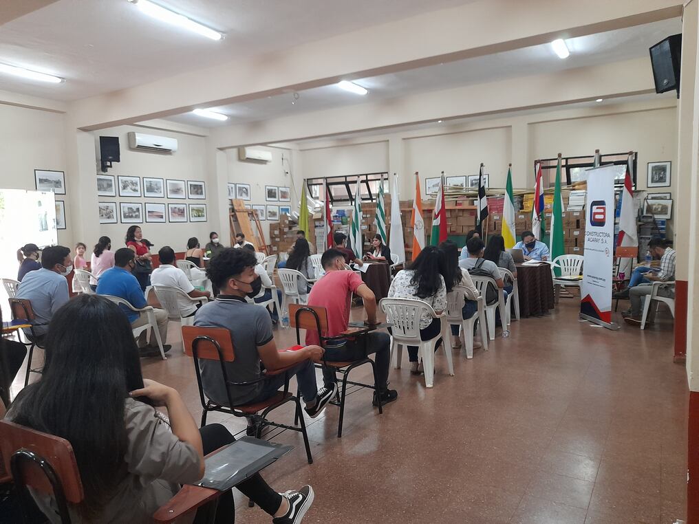 Mucha participación en la feria de empleos para el Corredor Metropolitano del Este. Fue en la Gobernación de Alto Paraná para tres constructoras. Foto: Dolly Galeano.