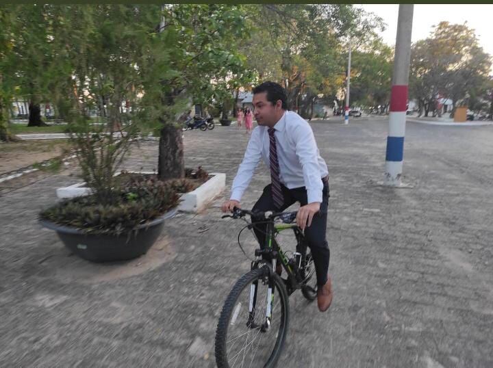 Las imágenes del nuevo intendente de Pilar, Fernando Ramírez, llegando al acto de juramento rápidamente se viralizaron y generaron todo tipo de reacciones entre los internautas. Foto: Twitter.