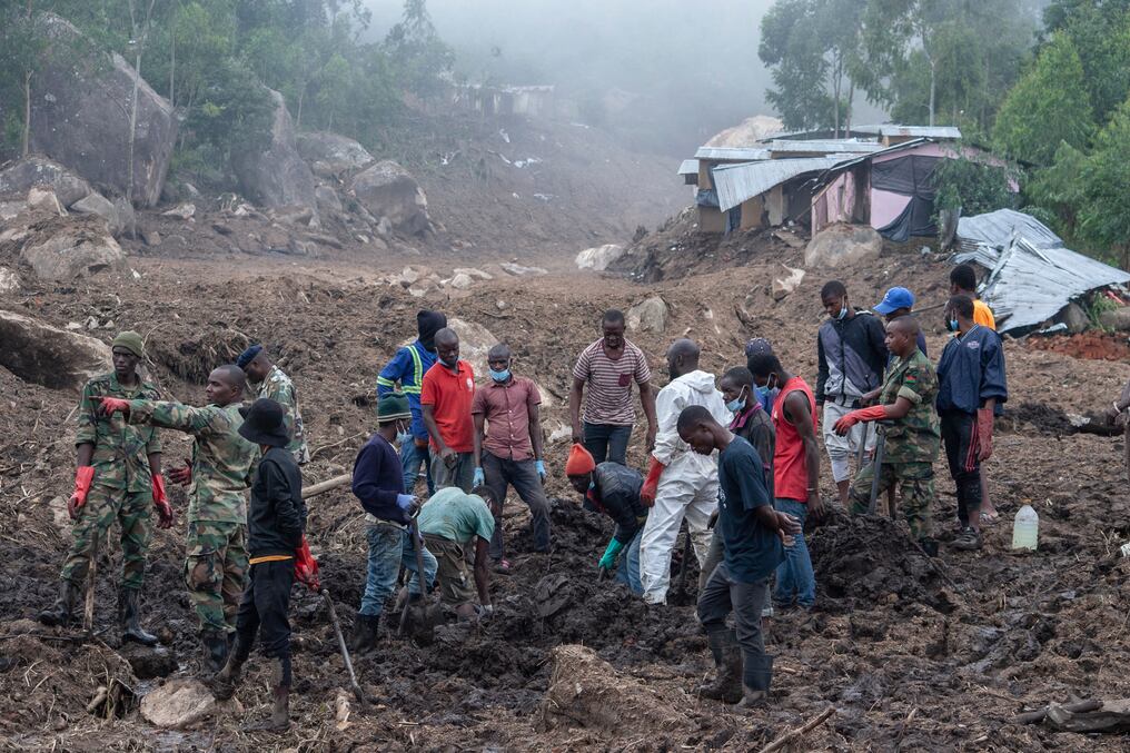 Soldados y civiles trabajan al sur de Malawi para recuperar el cuerpo de una víctima de un deslizamiento de tierra que resultó debido a las fuertes lluvias. Foto: AFP.