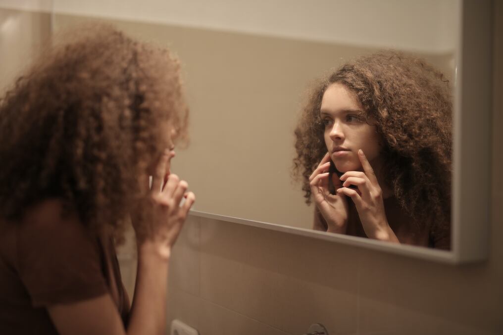 Seamos claros desde el principio, nada de atacarlos con las uñas, existen otras formas. Foto: Pexels.
