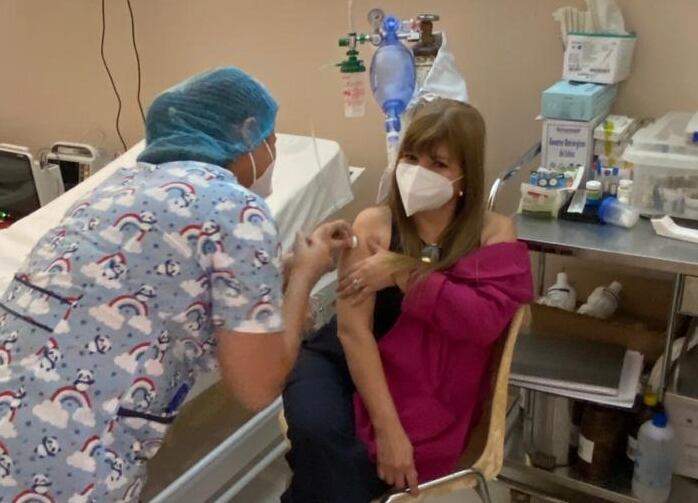 La titular del Hospital Nacional de Itauguá, Yolanda González fue vacunada contra el COVID-19, coincidentemente el mismo día de su natalicio. Foto: Twitter.