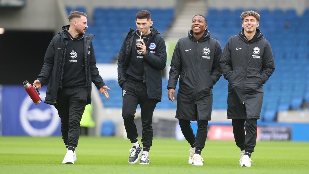 Julio Enciso toma el mate y hace bromas con Alexis Mac Allister y otros compañeros. (foto: @BRIGHTON)