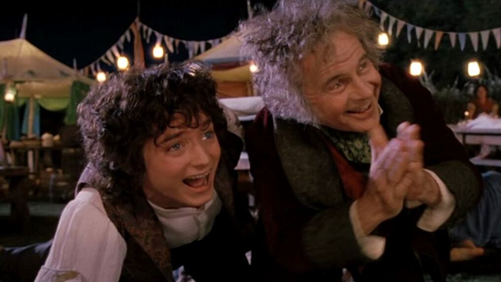 Frodo (Elijah Wood) y Bilbo (Ian Holm) en "El señor de los anillos"; el primero hereda el anillo de Saurón de su tío. Foto: Archivo.