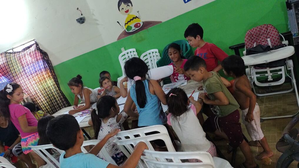 Brindan las tres comidas diarias, apoyo escolar, asistencia médica y todo lo que esté al alcance de la asociación a niños, niñas y abuelitos que así lo necesiten. Foto: Gentileza.