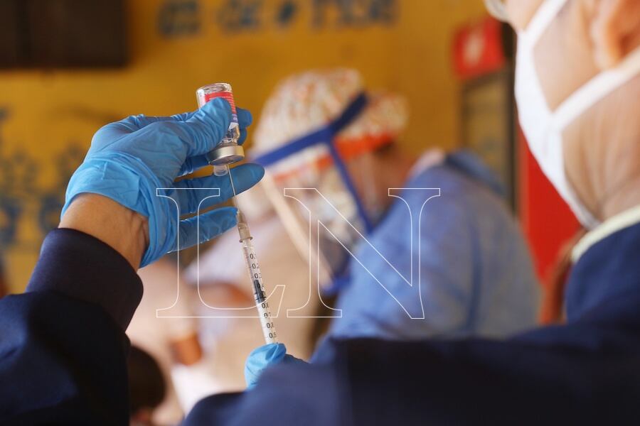 Recuerdan que en el caso de haber recibido la primera dosis, es importante completar el esquema con dos dosis, más la de refuerzo. Foto: Nadia Monges.