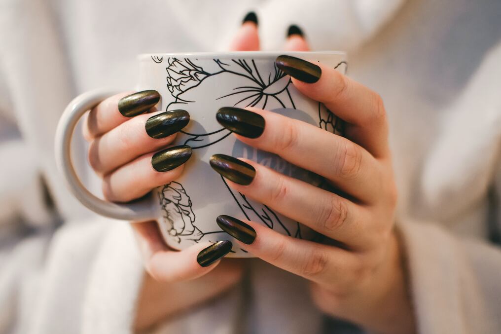 Alrededor de cuatro tazas pequeñas de café se considera seguro para la mayoría de los adultos, aunque la sensibilidad de cada persona a la bebida varía y tu cuerpo está preparado para advertirte cuando es demasiado. Foto: Pexels.