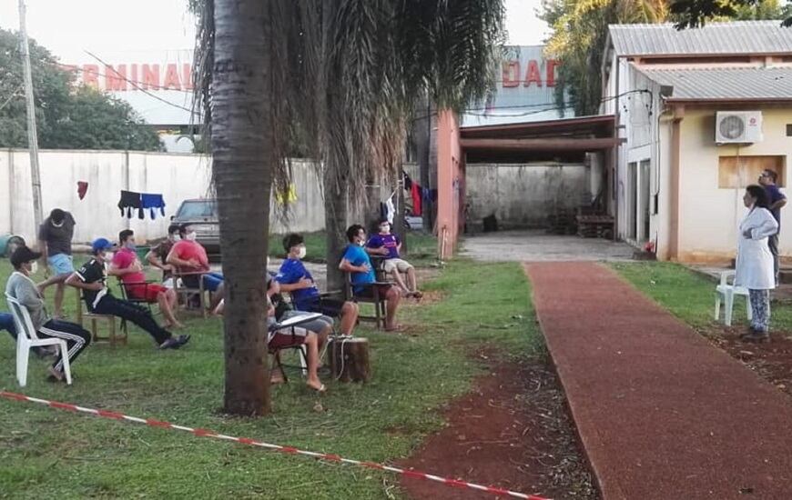 Se trata de unas 14 personas que dieron negativo a las pruebas de coronavirus y desde ayer domingo, iniciaron con ejercicios que les ayudará a expandir los pulmones. Foto: Gentileza.