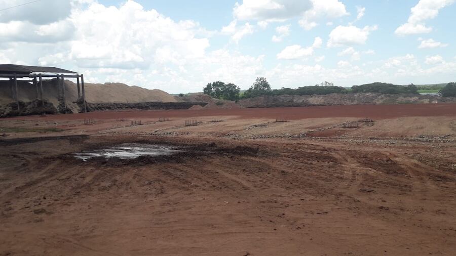 La nueva línea de molienda de caña de azúcar en la planta de Petropar en Troche ya debía estar en fase de inauguración. Según el contrato, tras inicio de la obra, debían verse 6 meses después grandes piezas en el lugar, pero solo hay este terraplenado.