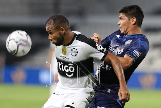 Édwar López aportó poco en Olimpia y fue cambiado en el complemento.FOTO:NÉSTOR SOTO