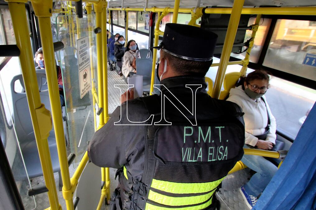 Los controles también se realizan en los buses del transporte público, sólo 10 pasajeros pueden viajar parados en los buses. Foto: Pánfilo Leguizamón.