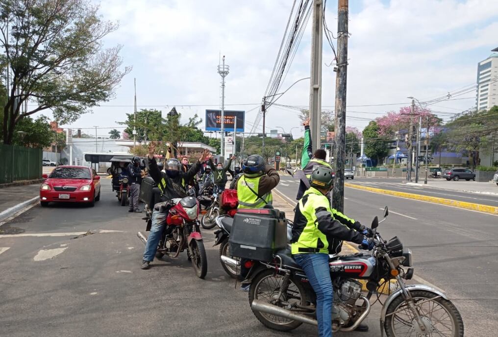 Las personas dedicadas de manera independiente al reparto a domicilio prevén incrementar el precio del servicio que prestan entre G. 1.000 a G. 1.500 ante aumento del combustible. Foto: Archivo.