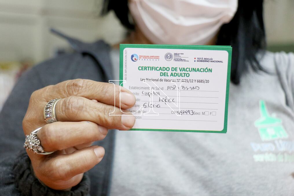 Desde el Ministerio de Salud indicaron que toda persona que ingrese a territorio paraguayo debe presentar su certificado de vacunación contra el COVID-19 o test PCR negativo no superior a 72 horas del embarque. Foto: Nadia Monges.
