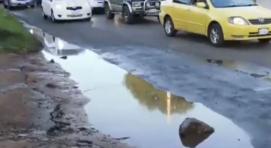 Los pobladores de la ciudad de San Lorenzo piden a la municipalidad y al Ministerio de Obras Públicas una solución definitiva al problema de las aguas servidas sobre la principal avenida. Foto: Captura de video.