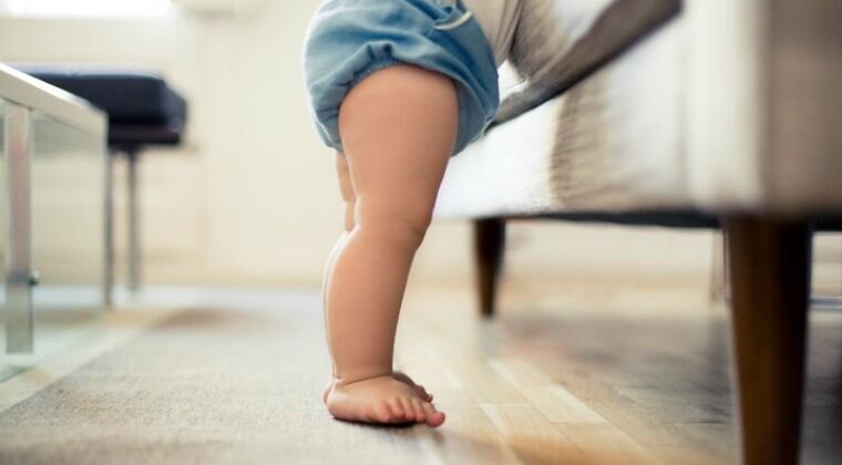 Un lamentable descuido se cobró la vida de un pequeño de apenas dos años, quien murió a causa de los severos golpes, luego que un aparato de televisor cayó sobre el niño golpeó la cabeza. Foto: Ilustrativa.