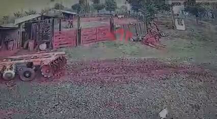 Cámaras de seguridad registraron la presencia de dos hombres que atacaron a Derlis Benítez Cardozo, de 41 años, hallado muerto con vestigios de tortura. Foto: Gentileza.