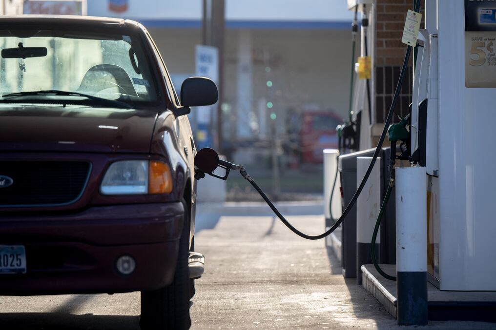 La Agencia Internacional de la Energía (AIE) advierte de que la desaceleración de la actividad económica está añadiendo más incertidumbre al pronóstico de demanda de petróleo, ya que los altos precios del combustible comenzaron a afectar el consumo. Foto: AFP.