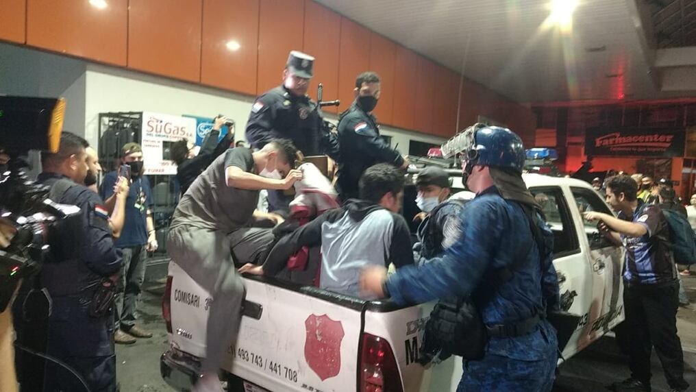 La Policía detuvo a mucha gente tras la quema de la ANR, el saqueo a los negocios y los actos vandálicos hacia vehículos estacionados. Foto: Gentileza.