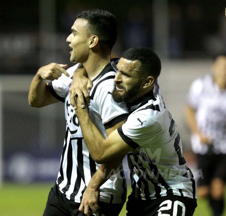 Lucas Sanabria (Izq.), autor de un gol ante Trinidense, en la celebración con su compañero Antonio Bareiro.FOTO:EDUARDO VELÁZQUEZ