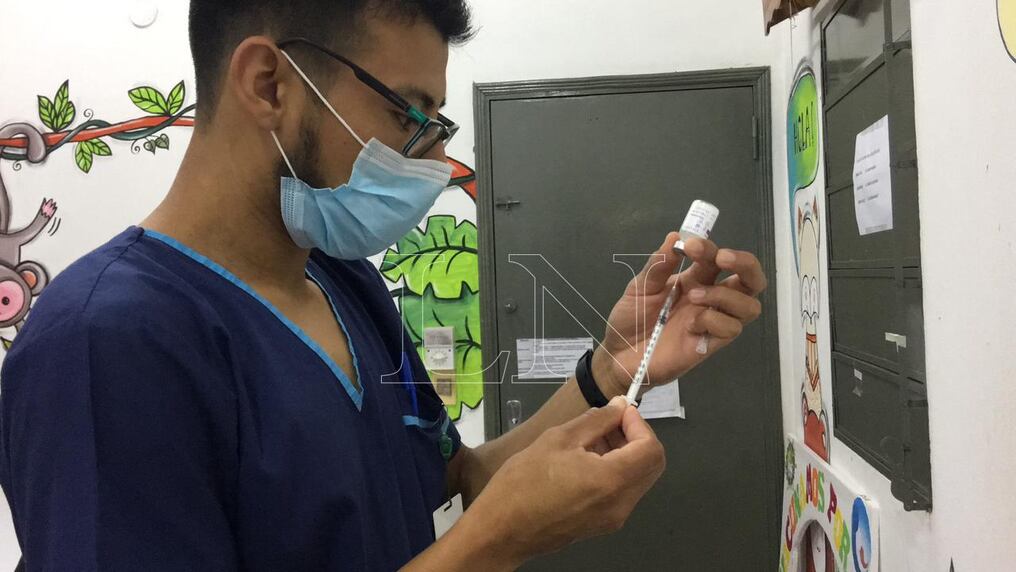 Hoy se inició la primera tanda de aplicación de la vacuna anti-COVID de AstraZeneca en el departamento de Itapúa, con el objetivo de finalizar la jornada con cien funcionarios de salud inmunizados. Foto: Rocío Gómez.