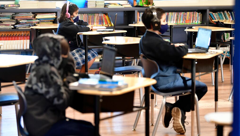 Los Centros de Prevención y Control de Enfermedades (CDC) publicaron nuevas pautas para limitar la propagación de COVID-19. Foto: AFP.