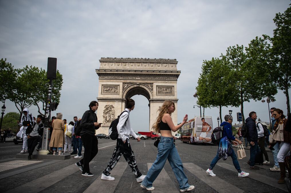 París, que vive una primavera boreal con matices similares a la prepandemia, apuesta ahora por un "turismo más sostenible" para mantener el magnetismo de la ciudad. Foto: AFP