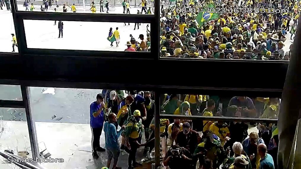 Los partidarios del expresidente brasileño durante la invasión del Palacio Presidencial de Planalto en Brasilia el 8 de enero de 2023. Foto: AFP.