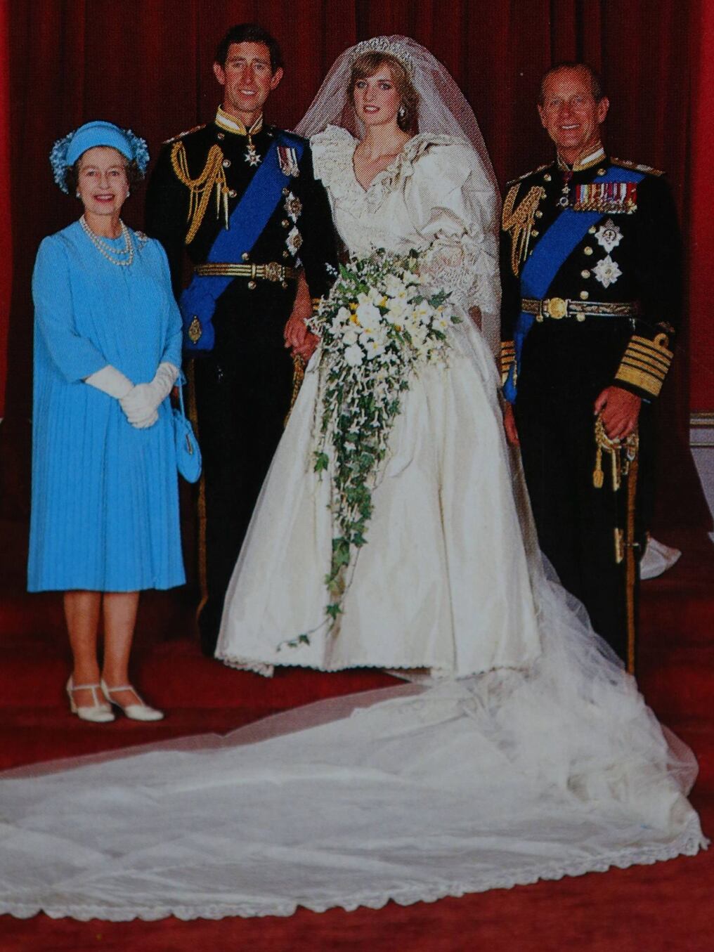 EL CUENTO DE HADAS. La primera boda del actual rey, entonces heredero como Carlos, príncipe de Gales, y la bella Lady Diana Spencer. Luego de poco tiempo, esa felicidad se convirtió en drama y aún es parte de la “novela rosa” más contada de la historia. Su historia de amor y divorcio con escándalo todavía se ha contado en libros, revistas, diarios y en todo el mundo.
