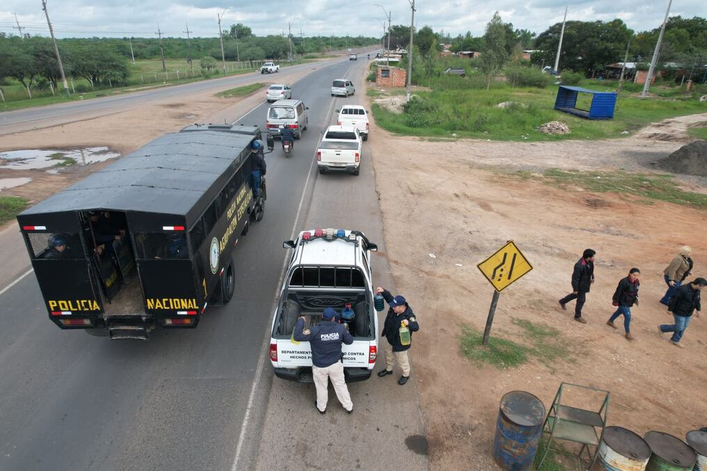 Durante el operativo anticontrabando se incautaron más de 2.000 litros de combustible. Foto: Armada Paraguaya.
