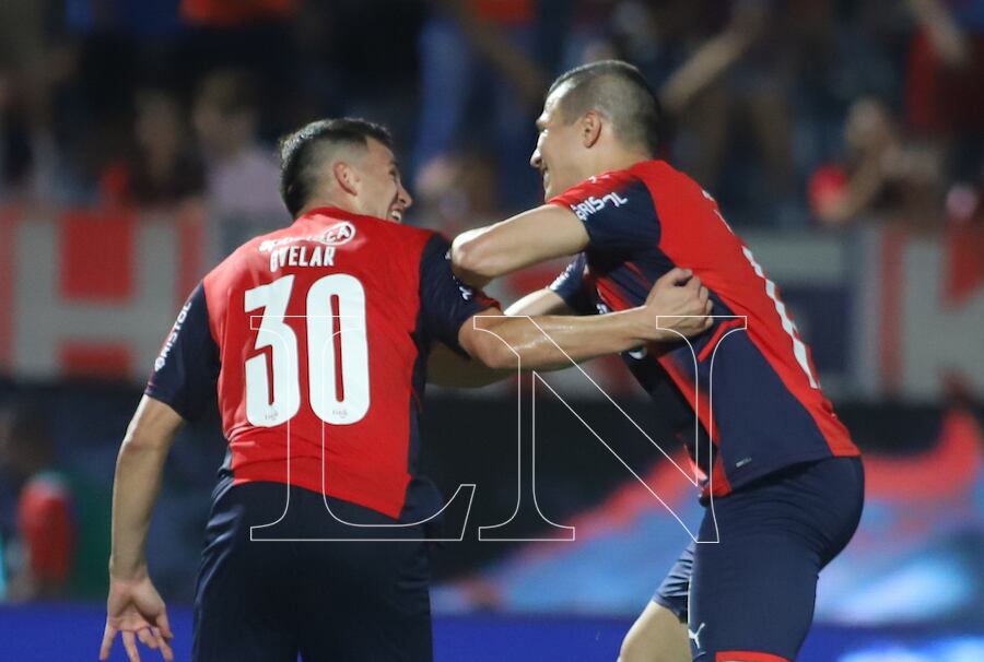 Fernando Ovelar (30) ya marcó el tanto apertura y aquí lo celebra con Braian Samudio.FOTO:ROBERTO ZARZA