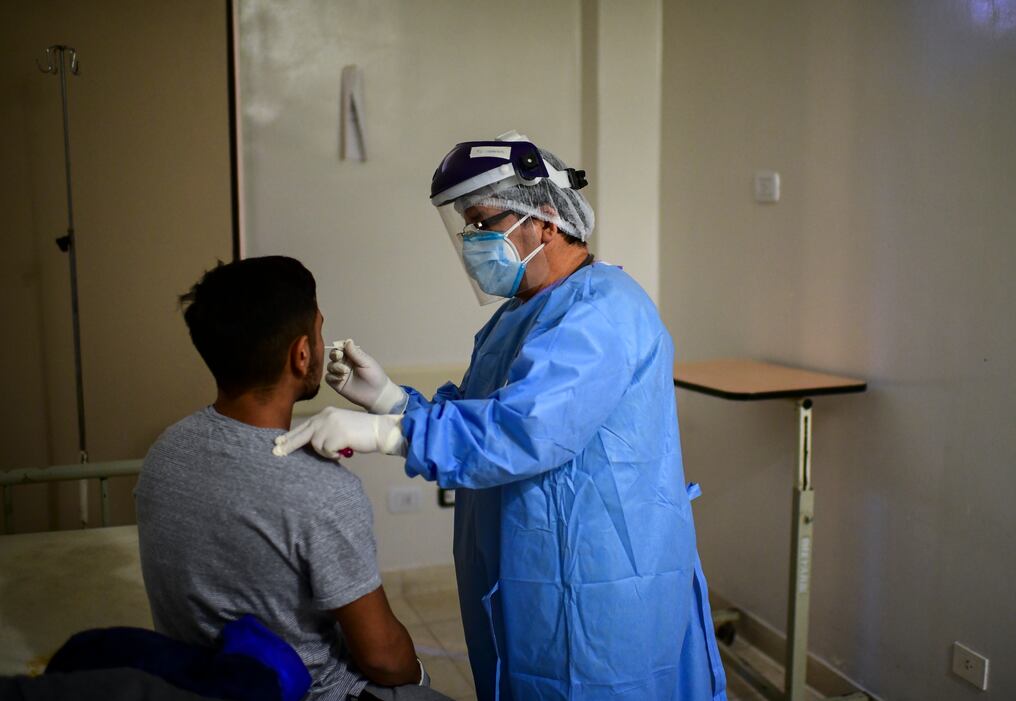 Los CDC habían afirmado en el pasado que entre el 40% y el 50% de las personas con COVID-19 eran asintomáticas. Foto: AFP.