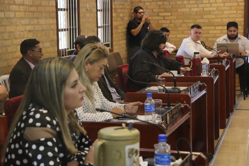 Junta Municipal de Ciudad del Este aprobó hoy un nuevo aumento de pasaje en el transporte público de G. 3.500 a G. 4.000. Aprobaron ediles del oficialismo municipal, una liberal y un colorado. La ciudadanía rechaza porque los ómnibus son chatarras. Foto: Gustavo Galeano.