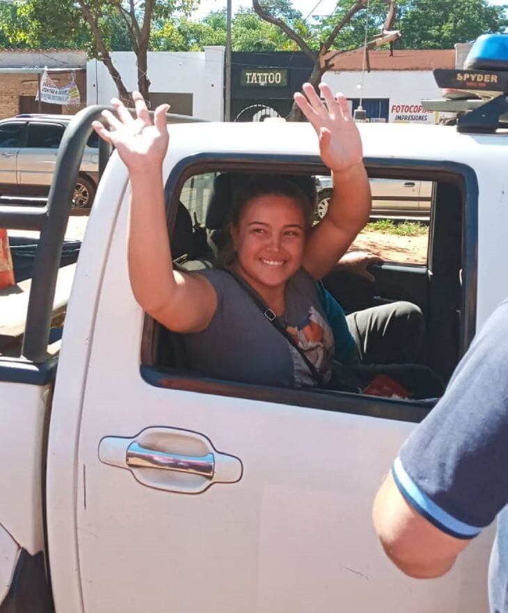 En medio de un bullicio y gritos al unísono de ¡Fuerza Gaby!, salió del Palacio de Justicia de San Lorenzo Gabriela Yaffar, la enfermera imputada por presunto hecho de omisión de auxilio. Foto: Gentileza.