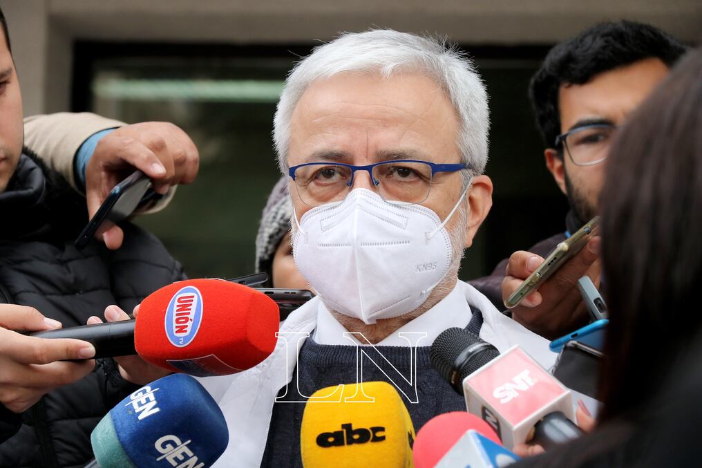 En el sanatorio donde fue trasladado será sometido a estudios más avanzados, para un mejor diagnóstico sobre su situación media. Querey indicó que Lugo se mantiene conectado a una máquina de ventilación o respirador y dormido con medicamento. Foto: Nadia Monges.