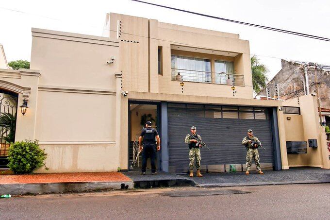 El pasado sábado se allanó una de las propiedades del presunto líder narco Miguel Ángel Servín, en Asunción. También se incautaron varios vehículos de alta gama en los diversos allanamientos realizados. Foto: Gentileza.