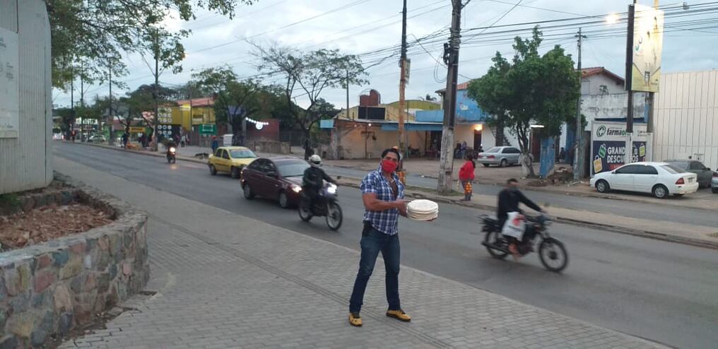 Marco Antonio Filippini Bueno vende pizzas de lunes a sábado para ganarse la vida, luego de que la pandemia lo dejara sin trabajo. Foto: Gentileza.