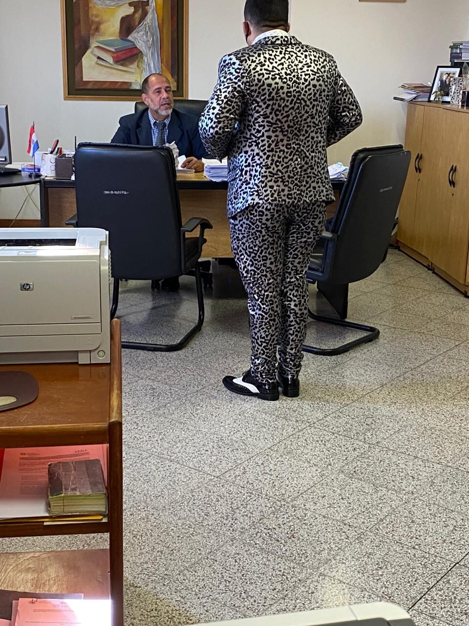 El atuendo protagonista del día de ayer en los tribunales. Foto: Gentileza.