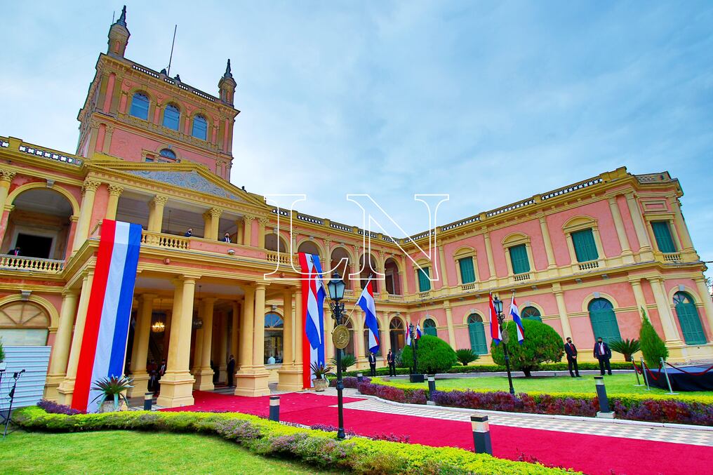 Califican a Santiago Peña como “la opción más válida para el votante paraguayo” así como también destacan la figura de su dupla, el aspirante a la Vicepresidencia, Pedro Alliana, con lo cual se convierten en “una representación política difícil de igualar”, según señala el portal. Foto: Archivo.