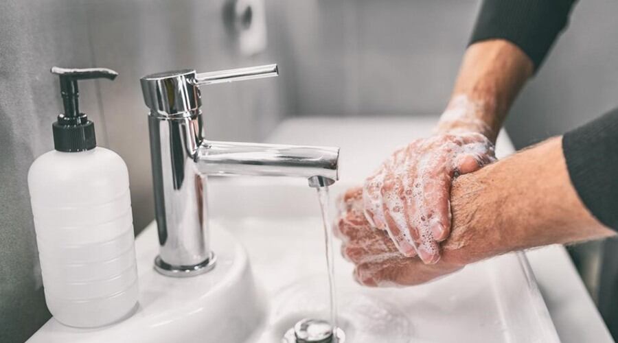 El lavado de manos con jabón, especialmente en los momentos críticos, es decir, después de usar el inodoro y antes de manipular alimentos, es una intervención clave y costo-efectiva que salva vidas. Pero acá no todos tienen agua potable. Foto: Gentileza.