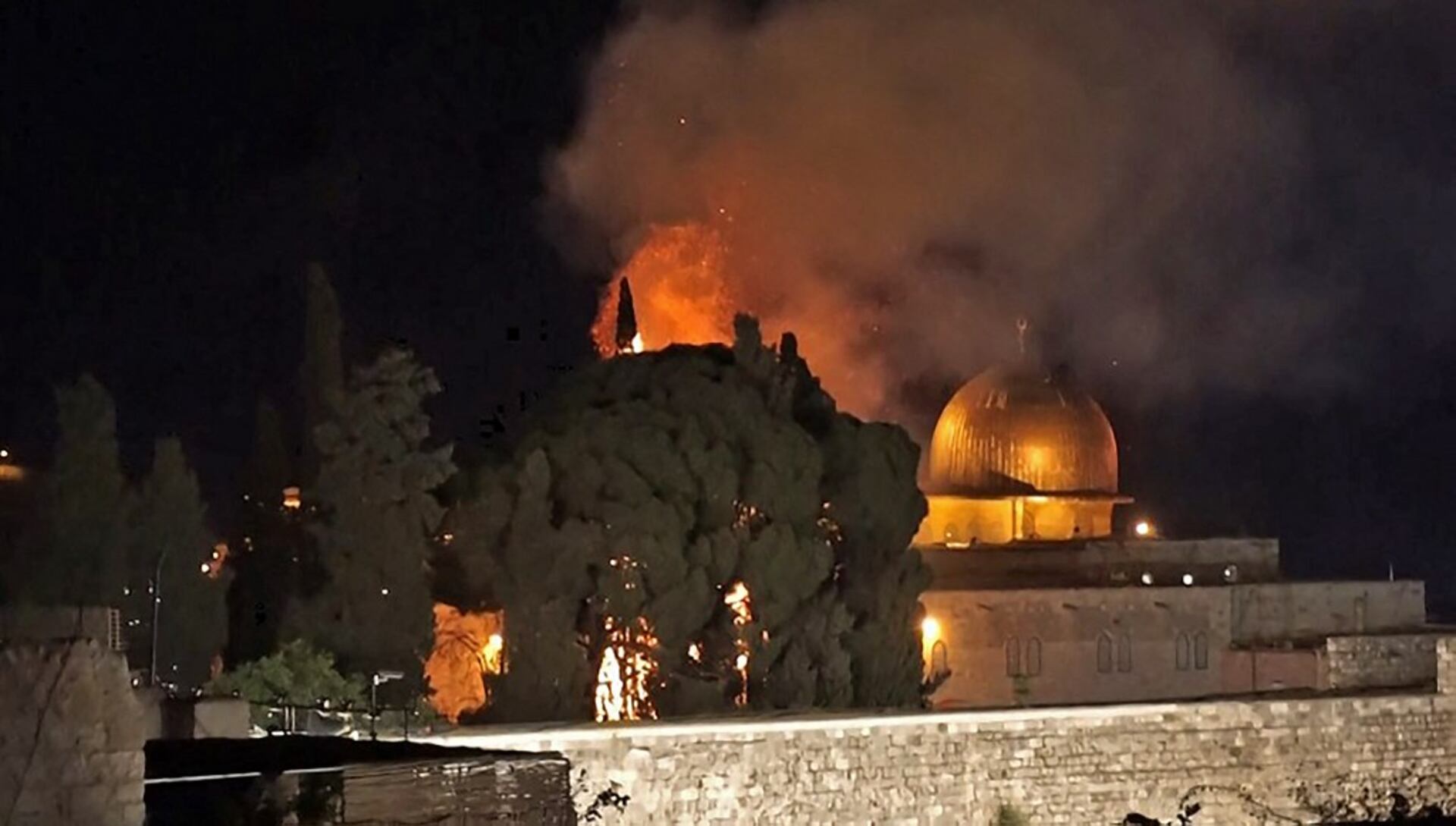 Un árbol se incendia en la zona de la Explanada de las Mezquitas, luego que los manifestantes árabes hayan lanzado fuegos de artificios. Foto: AFP.