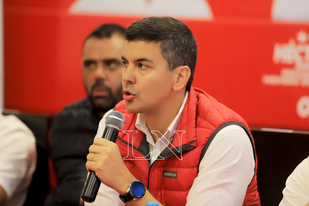 Santiago Peña lamentó que el país se encuentre en una "situación de guerra" y sostuvo que este es el peor momento económico que está atravesando el Paraguay. Foto: Jorge Romero