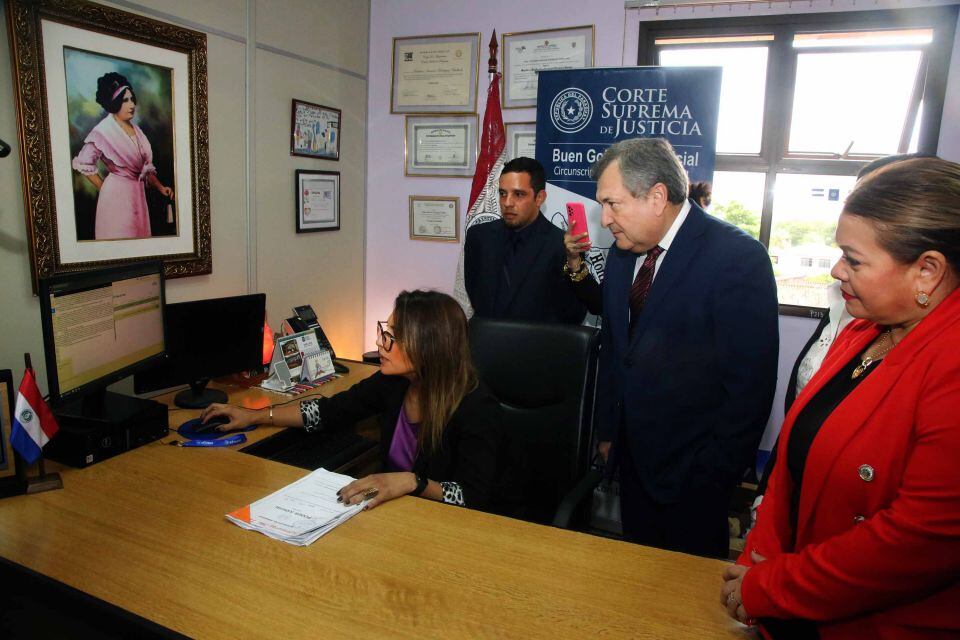 El ministro de la Corte Eugenio Jiménez participó del acto de la implementación del expediente electrónico en el juzgado de la Niñez de Luque. Foto: Gentileza.