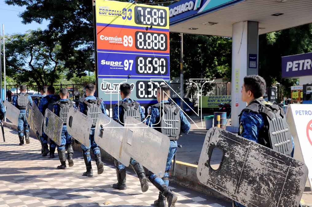 Experto señala que el el objetivo de la ley debe ser ofrecer combustibles al más bajo precio posible y proteger al consumidor final, pero no beneficiar a un grupo empresarial en detrimento de otras empresas y grupos. Foto: Jorge Romero.