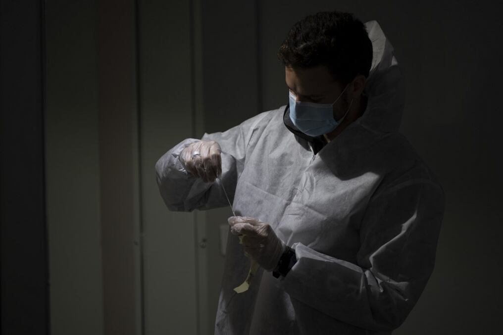 El informe del MSPyBS anunció que se han producido 823 nuevos contagios y 15 fallecidos a consecuencia del COVID-19 en Paraguay. Foto: AFP.