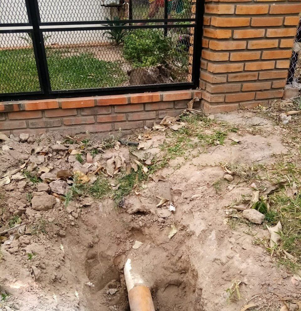 La empresa proveedora de agua realizó un operativo, con el apoyo de la Policía Nacional, para taponar empalmes ilegales a su servicio. Foto: Gentileza.