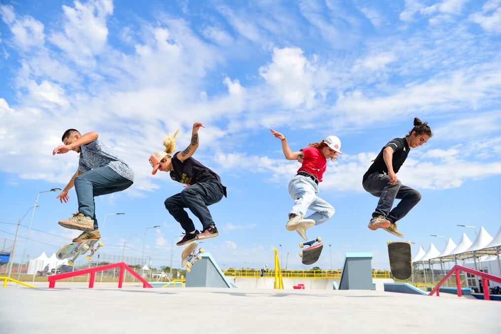 Guillermo Ramírez, Lourdes Rolón, Dahiana Ramírez, Marco Fernández conforman el equipo paraguayo de skate que compite desde las 11:00 en el Comité Olímpico Paraguayo. Foto: Gentileza.