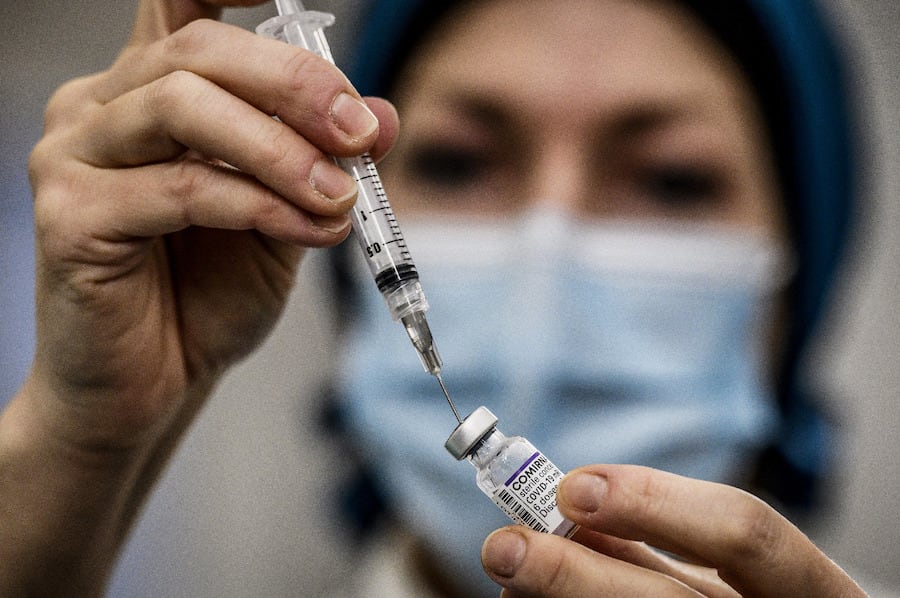 La alianza de laboratorios Pfizer/BioNTech elaboró el biológico para los tipos BA.4 y BA.5 de la variante del coronavirus. Foto: AFP.